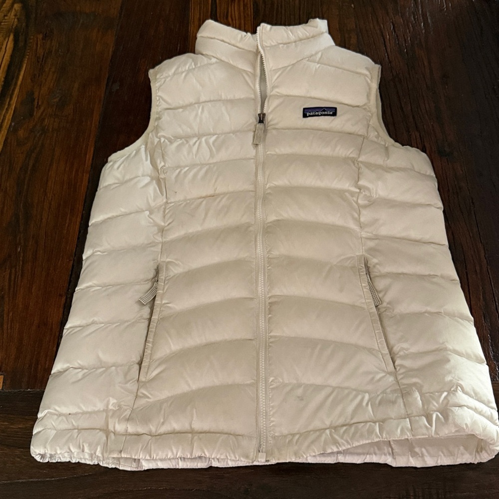 Girls Patagonia Cream Quilted Vest- Size L (12)
